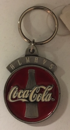 93161-1 € 4,00 coca cola sleutelhanger ijer always embleem.jpeg
